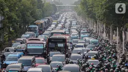 Suasana salah satu ruas jalan di kawasan Kramat Raya, Jakarta Pusat,  yang macet, Senin (28/10/2019). Kemacetan tersebut disebabkan adanya upacara yang digelar di Museum Sumpah Pemuda. (Liputan6.com/Faizal Fanani)