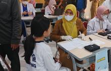 Program Cek Kesehatan Gratis Pelajar di Bandung, Menkes Soroti Masalah Mata Siswa SMP karena Sering Main HP