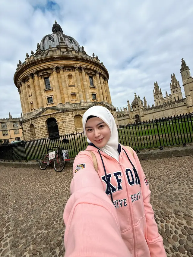 Ayana Moon tempuh S2 di Oxford (Instagram.com/xolovelyayana)