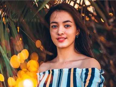 Punya wajah cantik dan memesona, Mawar Eva de Jongh identik dengan penampilan femininnya. Penampilan kekasih Bryan Domani ini pun makin menawan ketika mengenakan pakaian off shoulder yang memperlihatkan bahu indahnya. Rambut digerai, tentunya semakin mendukung penampilan Mawar dengan outfit off shoulder. (Liputan6.com/IG/@mawar_eva)