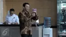 Gubernur DKI Jakarta Basuki 'Ahok' Tjahaja Purnama usai mengisi buku tamu di KPK, Jakarta, Selasa (12/4). Ahok memenuhi panggilan KPK untuk dimintai keterangan dalam penyelidikan dugaan korupsi pembelian lahan RS Sumber Waras. (Liputan6.com/Helmi Afandi)