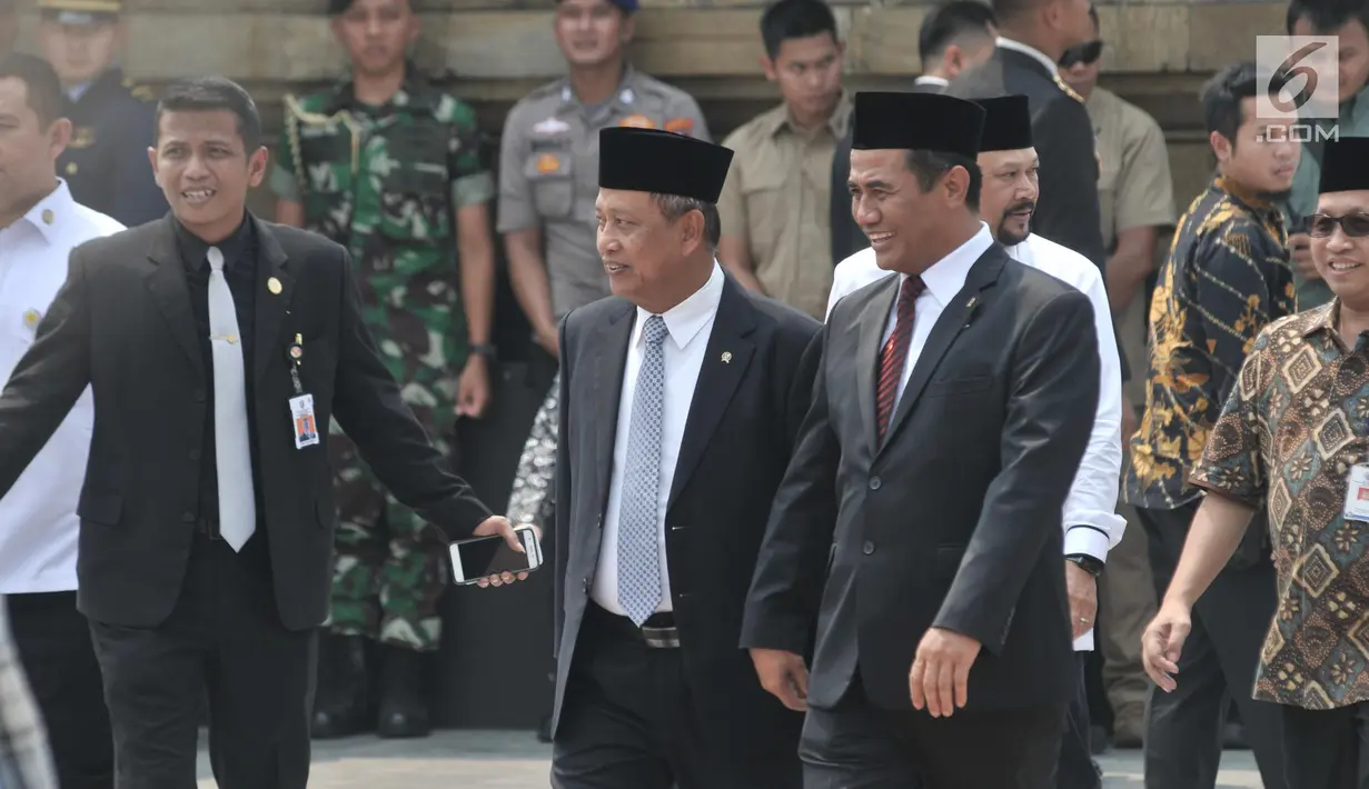 Menteri Pertanian Amran Sulaiman dan Menristekdikti,  Mohamad Nasir menghadiri pemakaman almarhum Presiden ke-3 Republik Indonesia BJ Habibie di Taman Makam Pahlawan Nasional Utama (TMP) Kalibata, Jakarta, Kamis (12/9/2019). (merdeka.com/Iqbal Nugroho)
