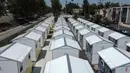 Pemandangan unit-unit rumah di Tarzana Tiny Home Village terlihat di lingkungan Tarzana, Los Angeles, California, Amerika Serikat, 9 Juli 2021. Tarzana Tiny Home Village menawarkan hunian sementara bagi para tunawisma. (Robyn Beck/AFP)