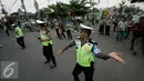 Sejumlah anggota Polantas berjoget sambil mengatur lalu lintas di perempatan Jl Malioboro,Yogyakarta, Kamis (22/9). Kegiatan tersebut diadakan dalam rangka HUT Polantas ke 61. (Liputan6.com/ Boy Harjanto)