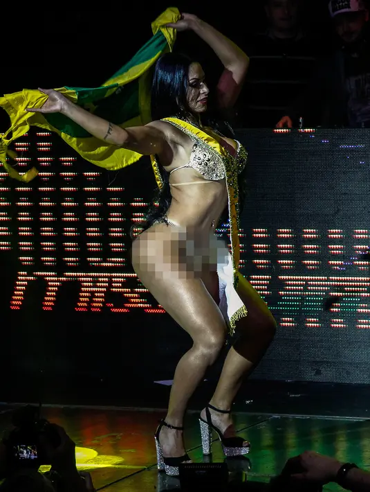 Ellen Santana dari negara bagian Rondonia, menari di runway setelah memenangkan kontes Miss Bumbum 2018 di Sao Paulo, Brasil, Senin (5/11). Tahun ini, kontes tersebut diikuti 15 kontestan yang bersaing untuk menjadi pemenang. (Miguel SCHINCARIOL/AFP)