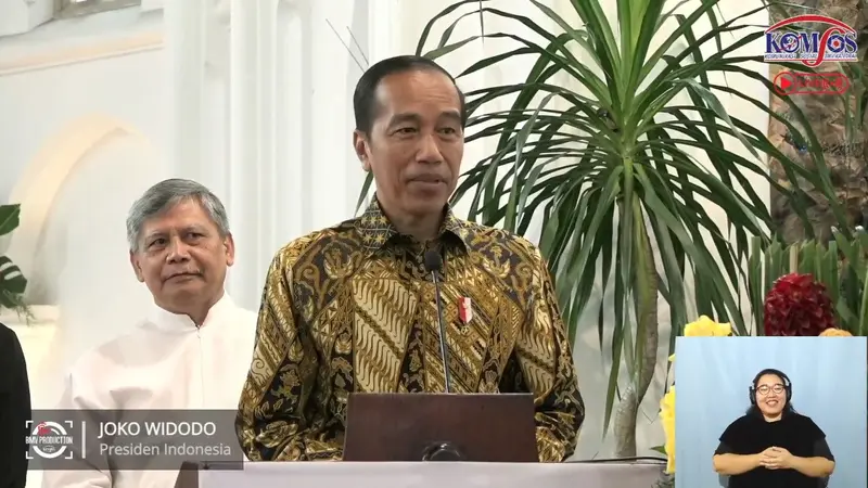 Presiden Joko Widodo (Jokowi) memantau langsung pelaksanaan ibadah Natal di Gereja Katedral Bogor, Jawa Barat, Minggu (25/12).