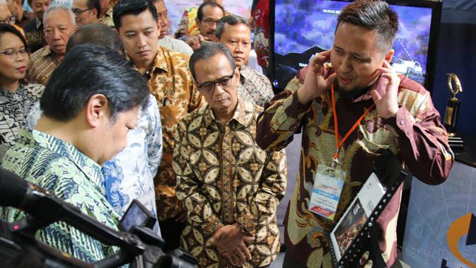 Menperin Airlangga Hartarto dan Menkominfo Rudiantara mengunjungi pameran industri ajang Innofest di Plasa Kementerian Perindustrian, Jakarta. Dok: Hariff DTE