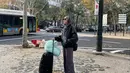 Terakhir, Zaskia Adya Mecca yang baru saja kembali dari umrah, kini menghabiskan waktu bersama keluarga di Lisbon, Portugal. Istri sutradara Hanung Bramantyo ini tampil chic dengan jaket hitam dan celana abu-abu yang serasi dengan jilbabnya, menambah kesan elegan di tengah suasana musim dingin. [@zaskiadyamecca].