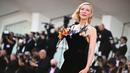 Aktris Australia Cate Blanchett saat tiba untuk pemutaran film 'Tar' pada ajang Venice Film Festival 2022 di Venesia, Italia, 1 September 2022. Pemenang Academy Award itu tampil seperti vas bunga berjalan pada Venice Film Festival 2022. (Marco BERTORELLO/AFP)