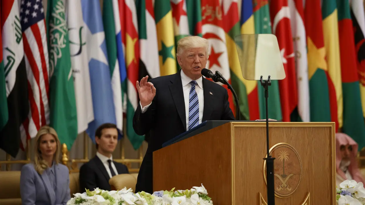 Donald Trump saat memberikan pidato dalam Arab Islamic American Summit
