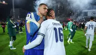 Pemain Bosnia dan Herzegovina, Edin Dzeko, berusaha menenangkan pemain Italia, Bryan Cristante, setelah laga final play-off kualifikasi Piala Dunia 2026 zona Eropa di Stadion Bilino Polje, Zenica, Rabu 1 April 2026 dini hari WIB. (AP Photo/Armin Durgut)