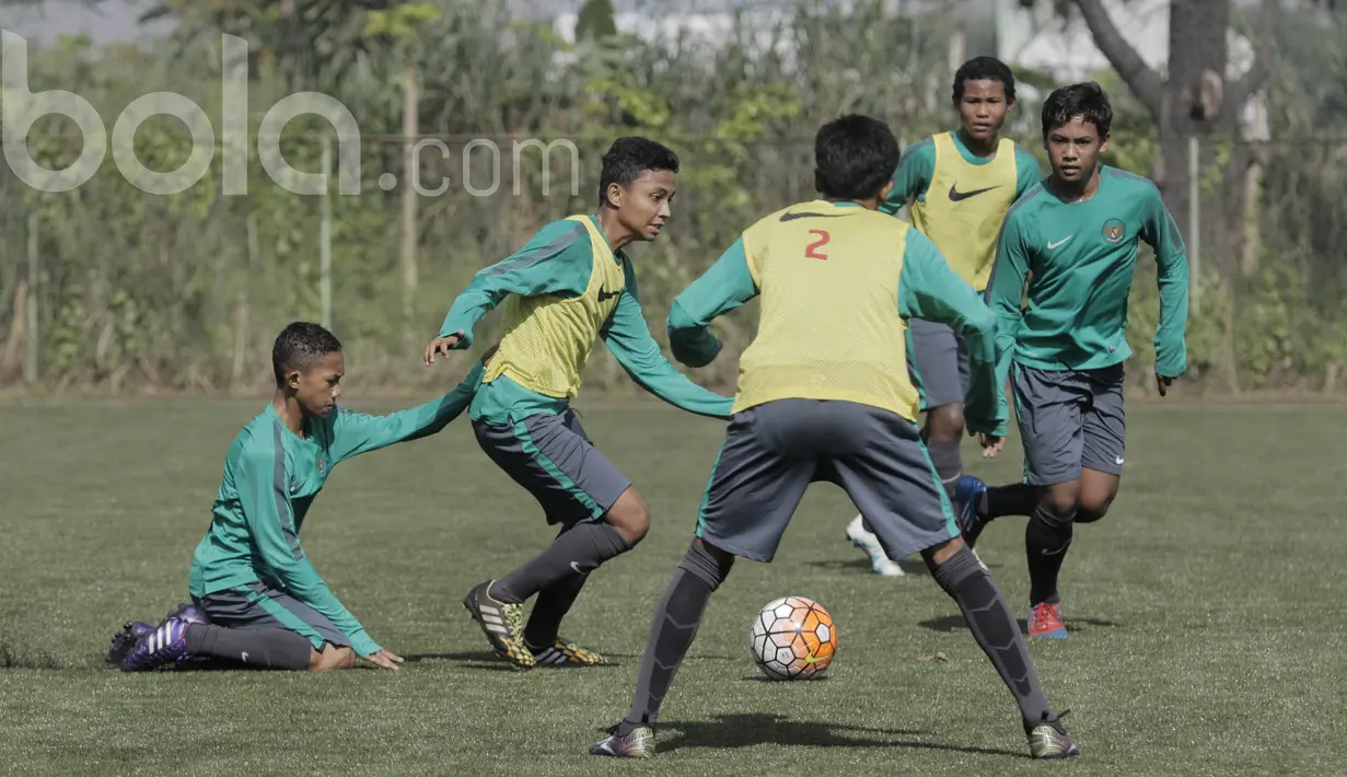 Pemain seleksi Timnas Indonesia U-16, Fadilah Nur, berusaha melewati pemain. Pengumuman hasil seleksi di hari terakhir yaitu tanggal 30 Maret 2017. (Bola.com/M Iqbal Ichsan)