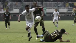 Gelandang Persebaya Surabaya, Alwi Slamat, berusaha melewati pemain Tira Persikabo pada laga Shopee Liga 1 di Stadion Pakansari, Bogor, Sabtu (9/11). Persebaya tahan imbang Tira Persikabo 2-2. (Bola.com/Yoppy Renato)