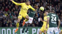 Paris Saint-Germain (PSG) bermain 1-1 ketika melawat ke markas Saint-Etienne pada laga pekan ke-32 Ligue 1, di Stadion Geoffroy Guichard, Sabtu (7/4/2018) dini hari WIB. (AP/Laurent Cipriani)