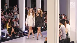 Model memperagakan busana karya perancang Wilsen Willim bertajuk Runway Hits dalam Fashion Nation 2018 di Senayan City, Jakarta, Sabtu (21/4/). Puncak acara Fashion Nation 2018 mengangkat tema I.AM.NOW. (Liputan6.com/Herman Zakharia)