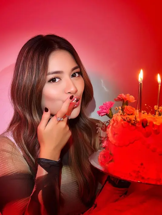 Unggahan tersebut mendapat banyak doa dan ucapan selamat dari teman selebriti hingga Umi Pipik. Sekedar informasi, Nathalie dengan istri mendiang Uje itu menjalin hubungan baik. Terlihat juga doa Derry Sulaiman. [Instagram/nathalieholscher]