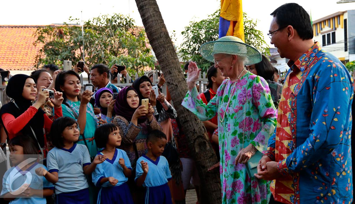 Ratu Denmark Margrethe II menyapa warga saat mengunjungi Ruang Publik Terpadu Ramah Anak (RPTRA) Kenanga di Cideng, Jakarta, Kamis (22/10/2015). Kunjungan sekaligus menyumbangkan permainan Lego bagi sejumlah anak-anak di RPTRA. (Liputan6.com/Yoppy Renato)