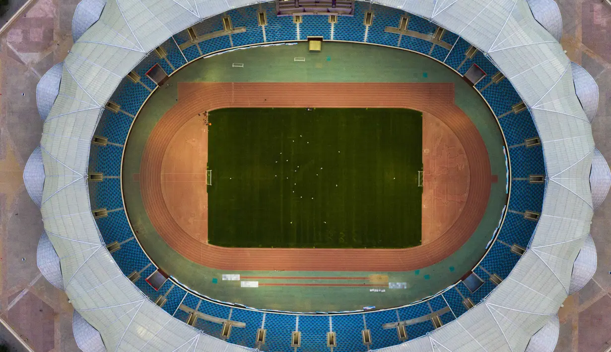 Orang-orang bermain sepak bola pada malam hari di Stadion Helanshan, Yinchuan, Daerah Otonom Etnis Hui Ningxia, China, 4 Agustus 2020. Kota Yinchuan menyediakan berbagai fasilitas (venue) olahraga yang memadai bagi warganya untuk berolahraga di malam hari. (Xinhua/Yang Zhisen)