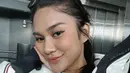 Begini detail penampilan Azizah Salsha yang terlihat memakai makeup tipis di cuaca yang dingin. Banyak dari netizen yang memuji penampilannya tersebut terlihat menawan. Sayangnya dalam perjalanannya ke Swiss ini tidak ditemani oleh Pratama Arhan yang kabarnya berada di Korea Selatan. (Liputan6.com/IG/@azizahsalsha_)