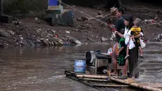 Masih banyak warga bantaran kali Ciliwung Jakarta yang memanfaatkan air kali untuk kehidupan sehari - hari. Tampak aktivitas warga saat menyebrangi kali Ciliwung, Jakarta, Jumat (20/2/2015). (Liputan6.com/JohanTallo)