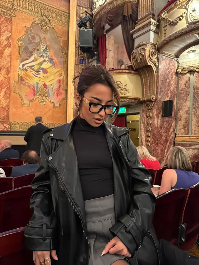 Pesona Latina Girl Jennifer Coppen Liburan, Tampil Bak Anak Sekolah dengan Rok Mini