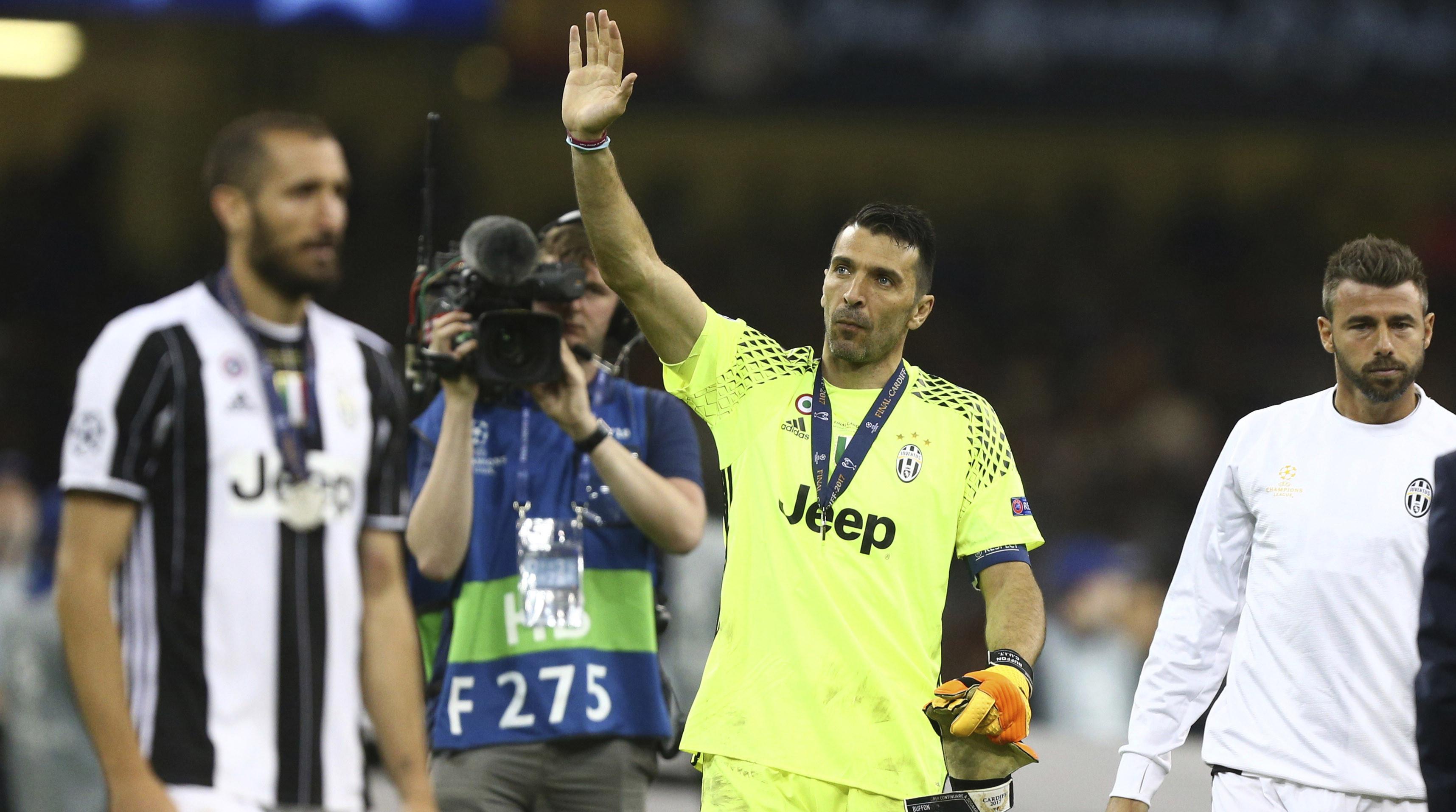 Lambaian tangan Gianluigi Buffon kepada suporter usai menerima medali sebagai runner-up Liga Champions 2016/2017 di Millennium Stadium, Cardiff, Wales (3/6/2017). (AP/Dave Thompson)