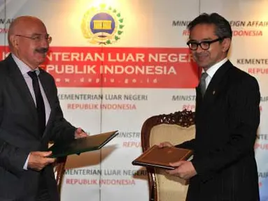Menlu Indonesia Marty Natalegawa (kanan) bertukar naskah nota kesepahaman (MoU) dengan Menlu Hongaria Janos Martonyi (kiri) saat pertemuan di Gedung Pancasila, Kemenlu, Jakarta, Selasa (24/4). Kerjasama tersebut mengenai pembebasan visa untuk pemegang paspor dinas dan diplomatik diantara kedua negara. (Antara)
