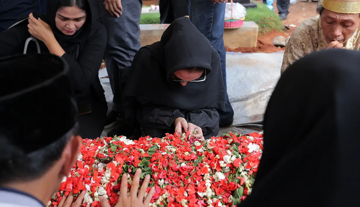 "Saya sudah melakukan yang terbaik. Kalau kehendaknya lain yaudah gapapa. Jadi ikhlaskan saja," kata Kiki Amalia saat ditemui di TPU Menteng Pulo, Jakarta Selatan, Rabu (2/5/2018). (Deki Prayoga/Bintang.com)