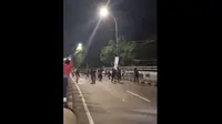 Viral video tawuran antarremaja di Flyover Pasar Rebo, Jakarta Timur pada Minggu 28 Januari 2024 dini hari. (Foto: tangkapan layar video di akun X @AkiSukidi2)