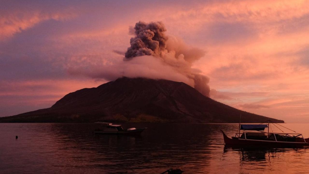 Gunung Ruang kembali mengalami erupsi pada Jumat (19/4/2024) sore waktu setempat. Muntahan material abu vulkanik keluar dari kawah gunung yang berlokasi di Kabupaten Sitaro, Sulawesi Utara, tersebut.&nbsp;Ronny Adolof Buol/AFP