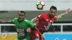 Gelandang PS TNI M Kasim Slamat (kiri) berebut bola dengan pemain Persiba Marlon Da Silva de Moura pada laga lanjutan Liga 1 Indonesia di Stadion Pakansari, Kab Bogor, Jumat (5/5). Laga kedua tim berakhir imbang 1-1. (Liputan6.com/Helmi Fithriansyah)