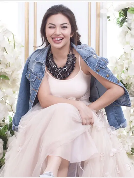 "Jadi buat aku selama ini ya, I'm doing what I love. Kalau misalnya ada yang masalah dengan itu ya enggak apa-apa itu hak mereka. Cuma aku hidup bukan untuk buat semua orang bahagia. Aku hidup untuk diriku sendiri selama aku bahagia," lanjut Ariel Tatum. 