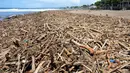 Tumpukan puing dan sampah memenuhi pantai setelah tersapu badai lepas pantai di Batu Belig di Kabupaten Badung, Bali (14/12/2021). Tumpukan sampah plastik dan puing tersebut mencemari bibir pantai. (AFP/Sony Tumbelaka)