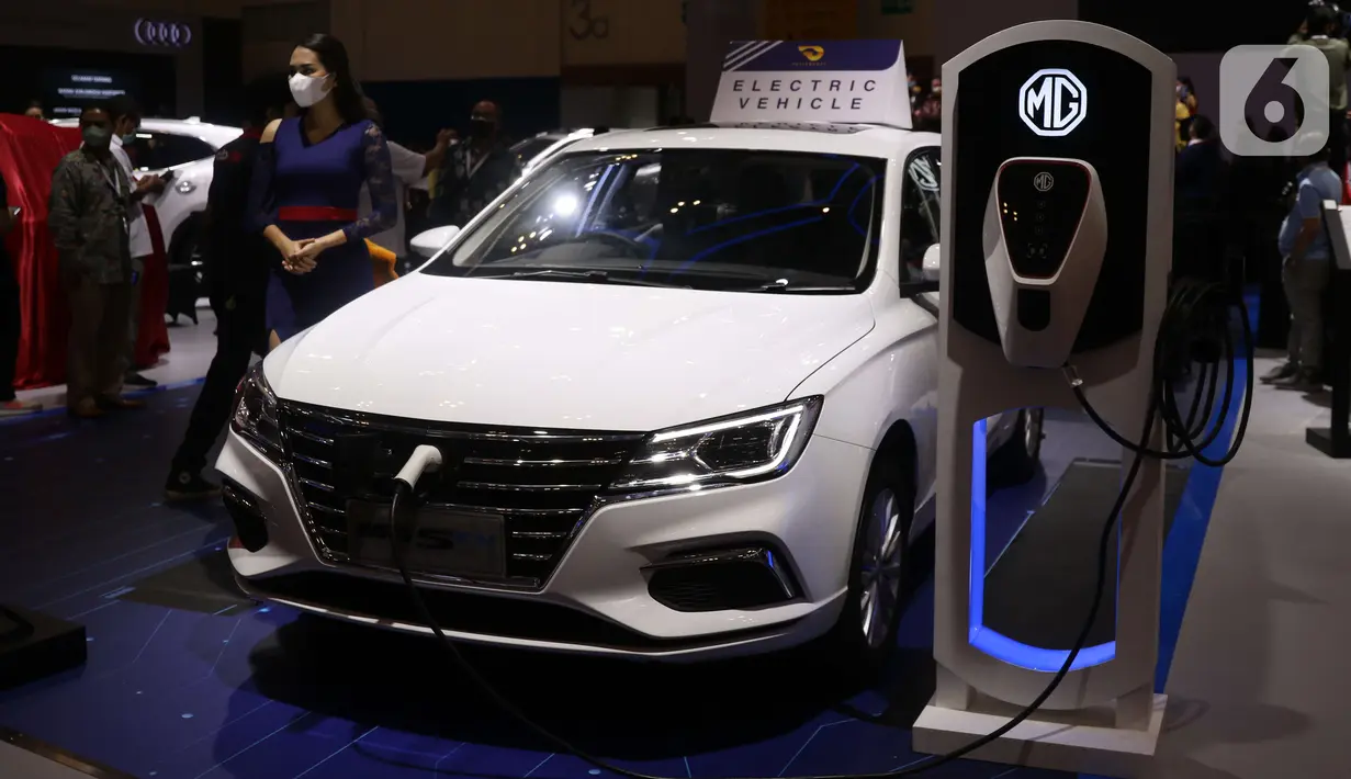 Model berdiri di samping salah satu mobil keluaran baru pada pameran Gaikindo Indonesia International Auto Show (GIIAS) 2021 di ICE BSD, Banten, Kamis (11/11/2021). Pameran GIIAS diharapkan dapat membantu menggerakkan perekonomian di Indonesia. (Liputan6.com/Angga Yuniar)