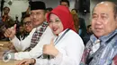Agus Harimurti Yudhoyono dan Sylviana Murni saat mendaftar ke KPUD Jakarta sebagai pasangan Cagub dan Cawagub DKI Jakarta 2017, Jumat (23/9). Agus dan Sylviana diusung oleh Partai Demokrat, PKB, PPP, dan PAN.(Liputan6.com/Immanuel Antonius)