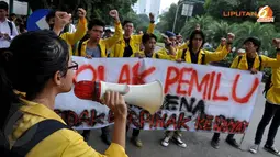 [FOTO] Tolak Pemilu, Mahasiswa UI Berunjuk Rasa & Segel Gedung KPU