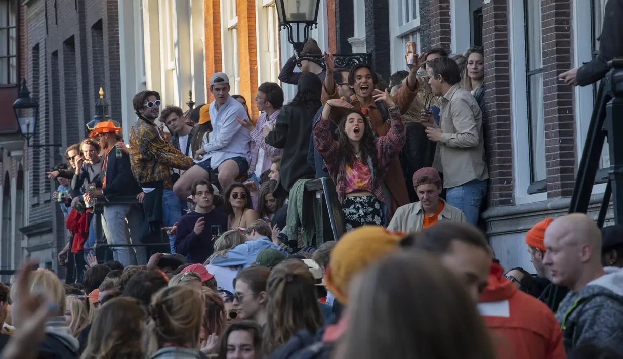Warga merayakan Hari Raja di pusat Kota Amsterdam, Belanda, Selasa (27/4/2021). Warga berkumpul di kota-kota seluruh Belanda untuk menandai ulang tahun Raja Willem-Alexander. (AP Photo/Peter Dejong)
