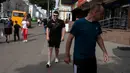 Dipandu oleh pelatih Vasyl Hoshovskyi (depan), Denys Abdulin seorang mantan tentara Ukraina yang buta akibat perang belajar menavigasi jalan-jalan Rivne. (AP Photo/Jae C. Hong)
