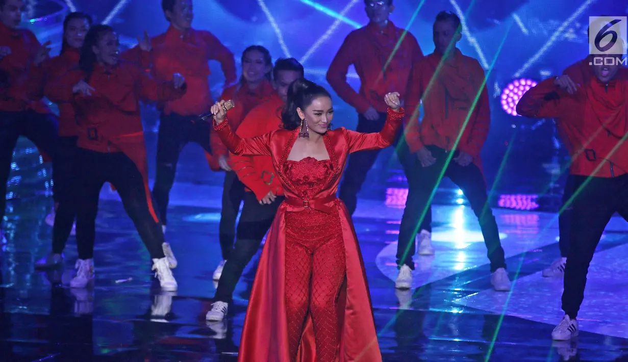 Pedangdut Zaskia Gotik saat bergoyang menghibur penonton pada perayaan HUT Indosiar ke-23 di Jakarta Convention Center (JCC), Kamis (11/1). Ayu Ting Ting dan Zaskia Gotik membawakan lagu sambalado dan tarik selimut. (Liputan6.com/Herman Zakharia)