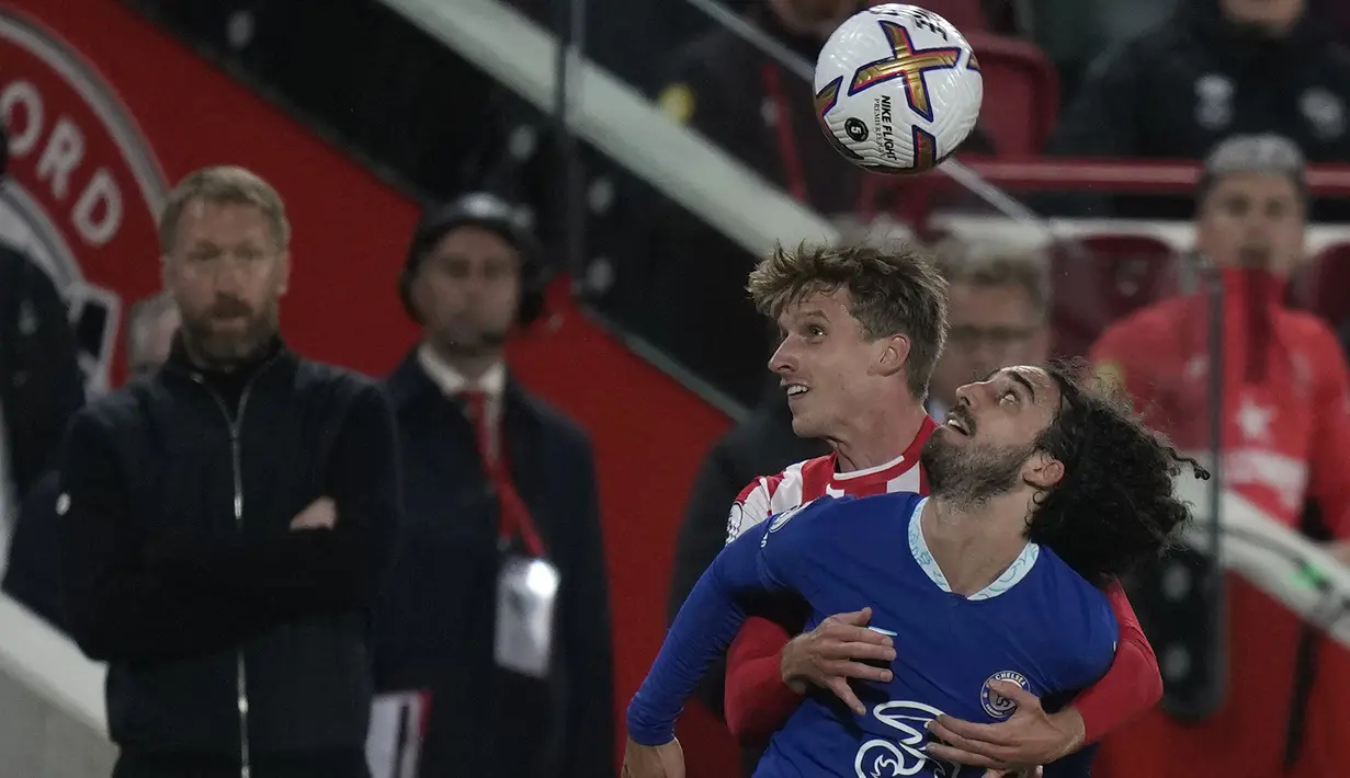 Marc Cucurella. Bek kiri Spanyol berusia berusia 24 tahun yang sejak awal musim 2022/2023 memperkuat Chelsea usai didatangkan dari Brighton and Hove Albion ini kini tercatat memiliki nilai pasar senilai 55 juta euro atau setara Rp847 miliar sejak 15 September 2022. Nilai pasarnya saat ini merupakan yang tertinggi sepanjang kariernya. Musim ini ia telah tampil dalam 13 laga di semua ajang dengan torehan 2 assist. (AP/Alastair Grant)