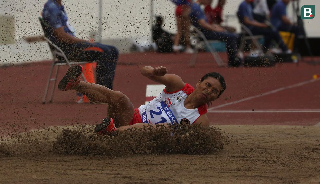 Maria Londa berhasil meraih medali perunggu keduanya di SEA Games 2021 cabang atletik, Senin (16/5/2022) di Stadion Nasional My Dinh, Vietnam. Setelah sebelumnya ia memperoleh perunggu dari nomor lompat jangkit, kini medali yang sama ia raih dari nomor lompat jauh. (Bola.com/Ikhwan Yanuar)