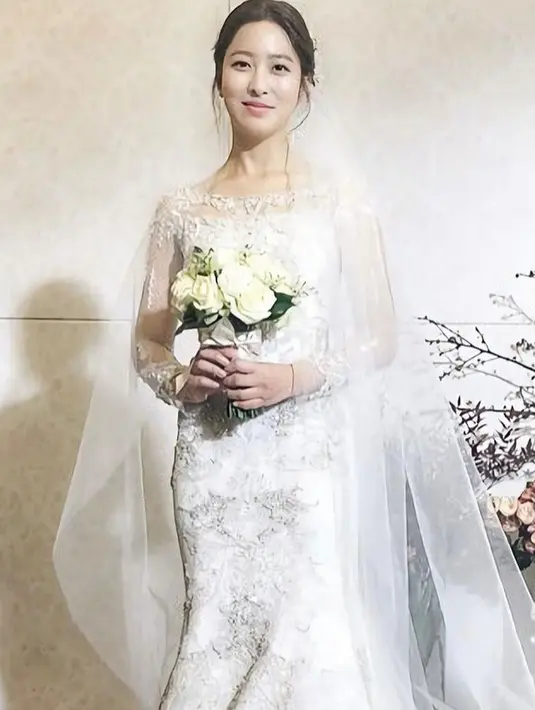 Dikabarkan akan menikah dengan kekasihnya yang bernama Kwak Jung Wook pada Februari 2022 mendatang, gaun pernikahan aktris satu ini dalam film Tie The Knot bisa kamu tiru. Gaun ini memiliki detail strapless dengan aksen bordir pada lengan. (Instagram/parkseyoungland).