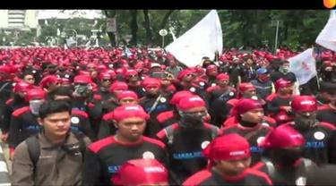 Buruh menuntut Gubernur DKI Jakarta menaikan UMP DKI Jakarta menjadi Rp 3, 9 juta perbulannya.