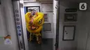 Barongsai beraksi di dalam salah satu rangkaian gerbong KA Bima di Stasiun Gambir, Jakarta, Sabtu (25/1/2020). PT Kereta Api Indonesia (Persero) Daop 1 Jakarta mengadakan pertunjukkan Barongsai itu dalam rangka memeriahkan perayaan Tahun Baru Imlek 2571/2020. (Liputan6.com/Herman Zakharia)