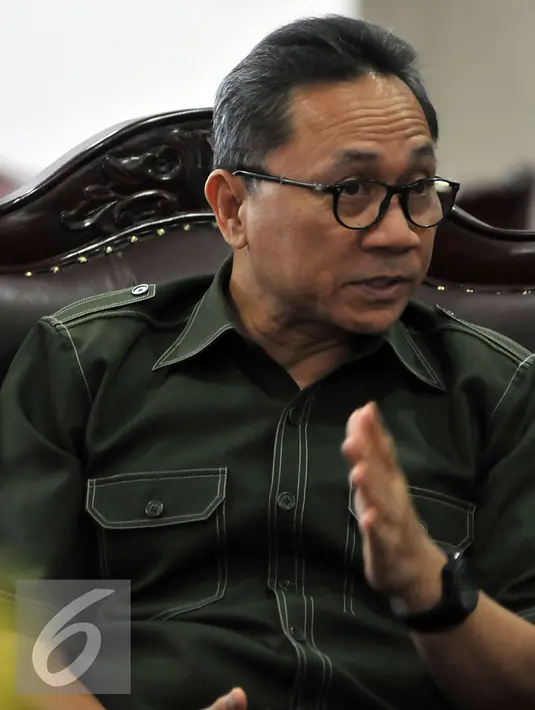 Ketua MPR Zulkifli Hasan berbincang dengan Koalisi Masyarakat Anti Korupsi di Jakarta (24/2). Dalam Pertemuannya ICW meminta dukungan Ketua MPR karena revisi yang akan dilakukan bisa berujung pada pelemahan KPK. (Liputan6.com/Johan Tallo)