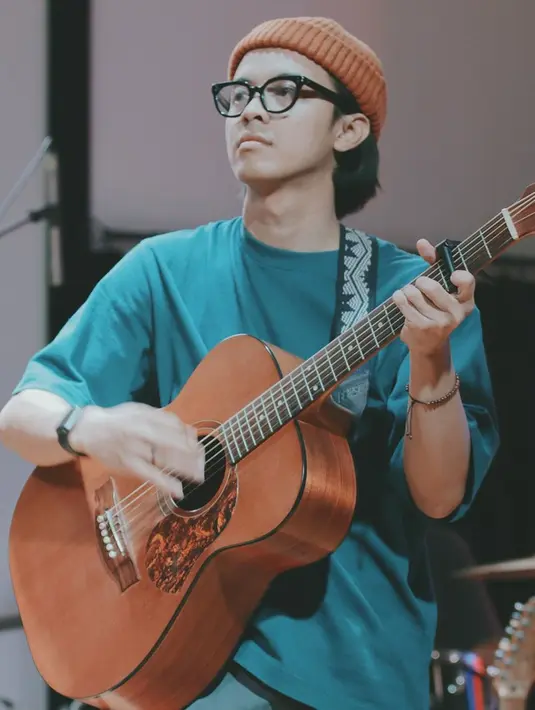 Bisa dibilang jika topi menjadi salah satu fashion item andalan Bisma Karisma. Bahkan penyanyi sekaligus aktor tersebut kerap menjajal berbagai model topi. Kali ini saat di atas panggung, ia tampil trendi dengan topi model beanie. (Liputan6.com/IG/@sibisma)
