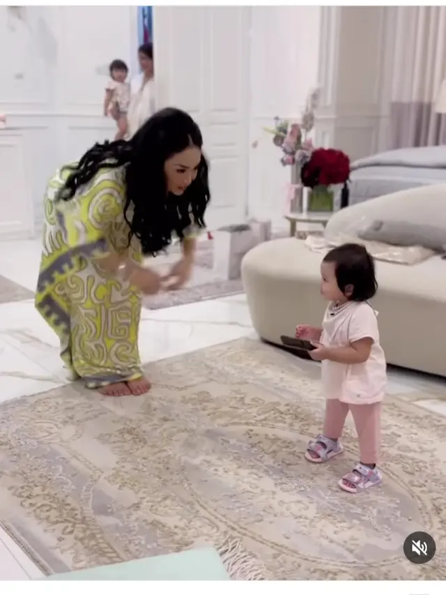Krisdayanti main bareng sang cucu Ameena saat buka puasa bersama (Foto: Instagram krisdayantilemos)