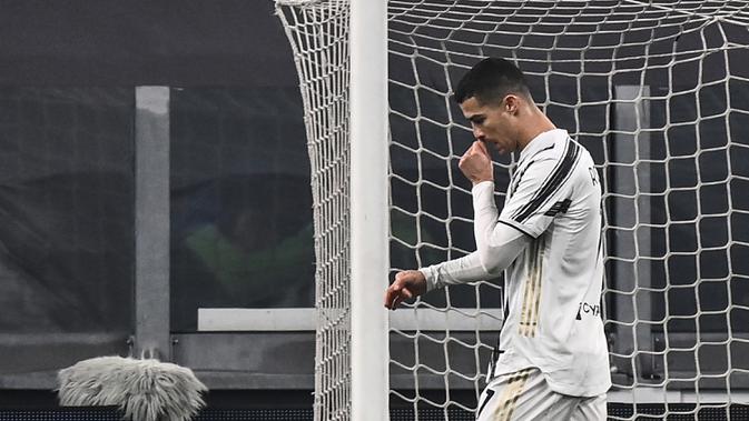 Penyerang Juventus, Cristiano Ronaldo, tampak kecewa usai gagal mengeksekusi tendangan penalti ke gawang Atalanta pada laga lanjutan Liga Italia di Allianz Stadium, Kamis (17/12/2020) dini hari WIB. Juventus bermain imbang 1-1 menghadapi Atalanta. (AFP/Marco Bertorello)