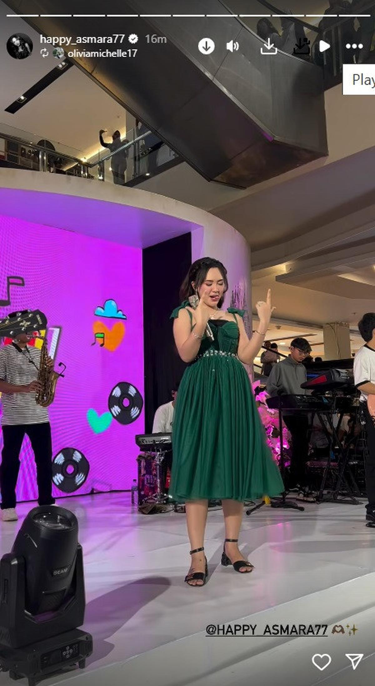 9 Potret Happy Asmara Tetap Manggung Dalam Kondisi Hamil, Baby Bump Mulai Terlihat