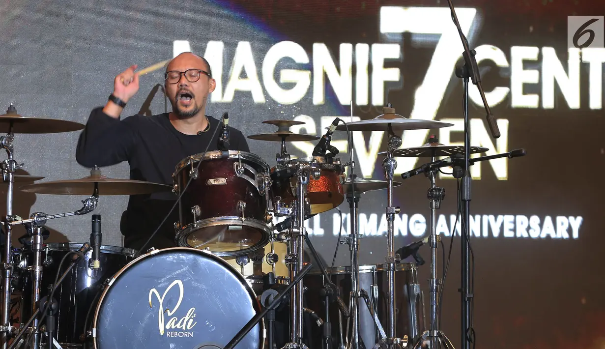 Aksi Drummer Padi Reborn, Yoyo saat tampil di Magnificent Seven with Padi Reborn di Avenue of the Stars, Lippo Mall Kemang, Jakarta, Jumat (27/9/2019). Padi Reborn bernostalgia dengan pengunjung dengan membawakan 12 lagu hitsnya. (Kapanlagi.com/Budy Santoso)